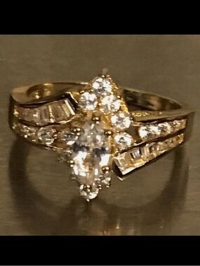 New! Marquise Cut Women Ring features a Center & Smaller Surrounded Stones. (8)